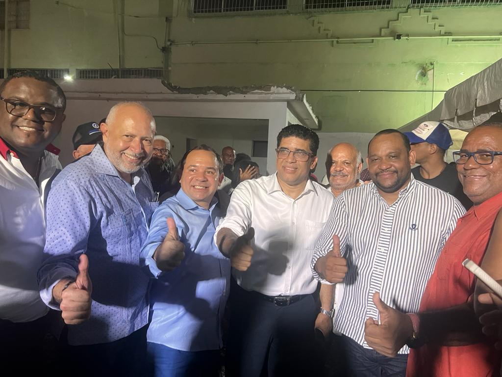 Robert Arias anuncia respaldo al candidato a alcalde por SDE, Dío Astacio