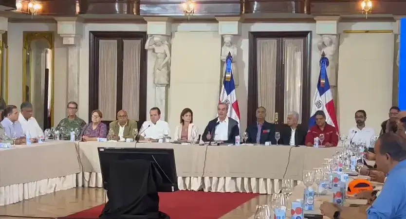 Presidente Abinader ordena la suspensión de docencia hasta el miércoles