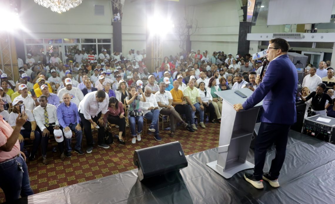 Dío Astacio juramenta más de 100 movimientos del sector externo en apoyo a su candidatura