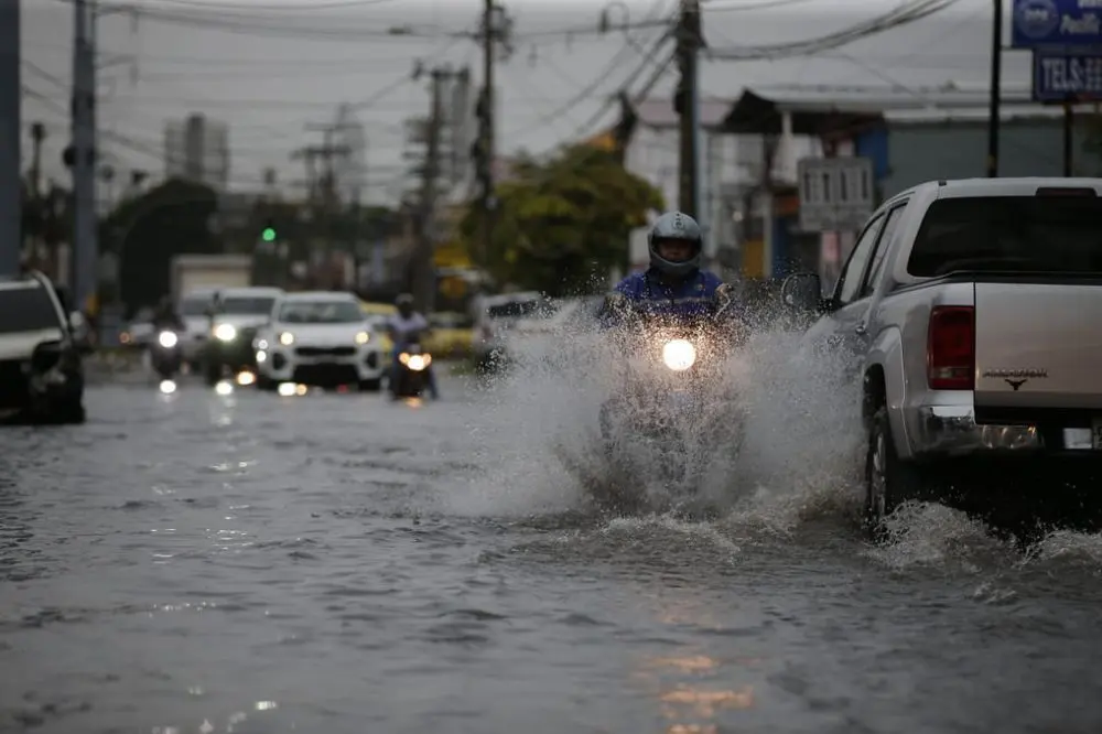 Pronostican fuertes aguaceros para este martes por una vaguada
