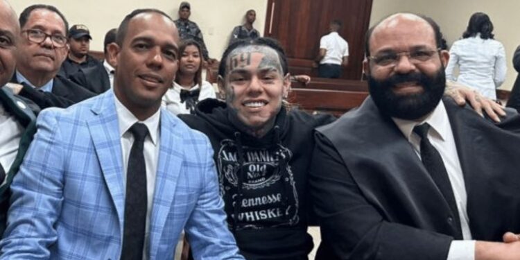Trasladan a sala de audiencia a Tekashi para conocerle medida de coerción por violencia de género