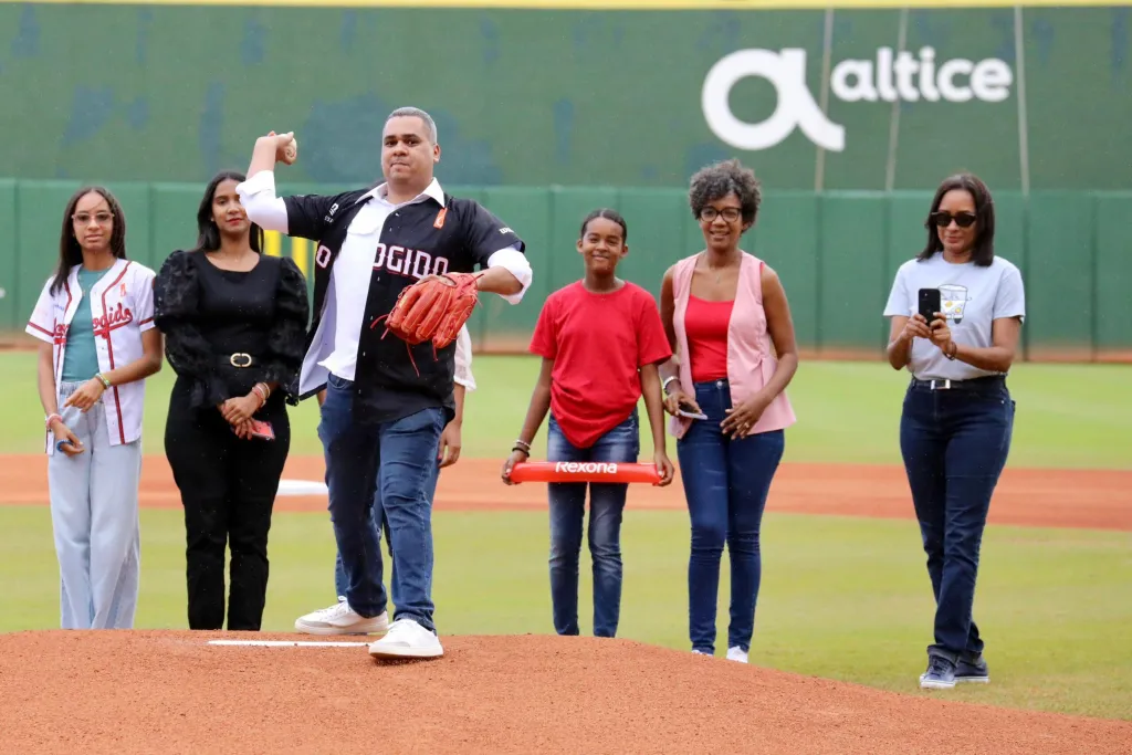 Erick Guzmán, director del INPOSDOM lanza la primera bola en juego Escogido y Licey