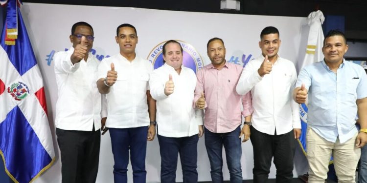 Paliza juramenta al diputado por Independencia y al alcalde de Duvergé; abandonan al PLD