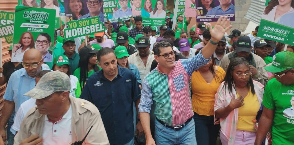 Candidato FP en SDO cusa a ex alcalde de manipular fondos