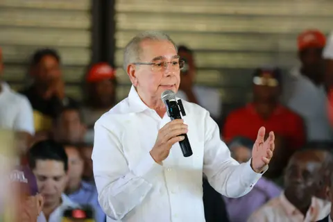 Danilo Medina asegura todas las encuestas están compradas