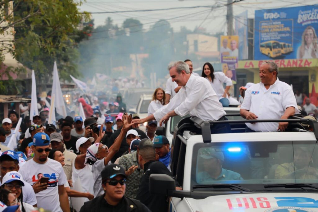 A ritmo de Luis se queda ahí y otras consignas, Abinader encabeza caravanas en el Este