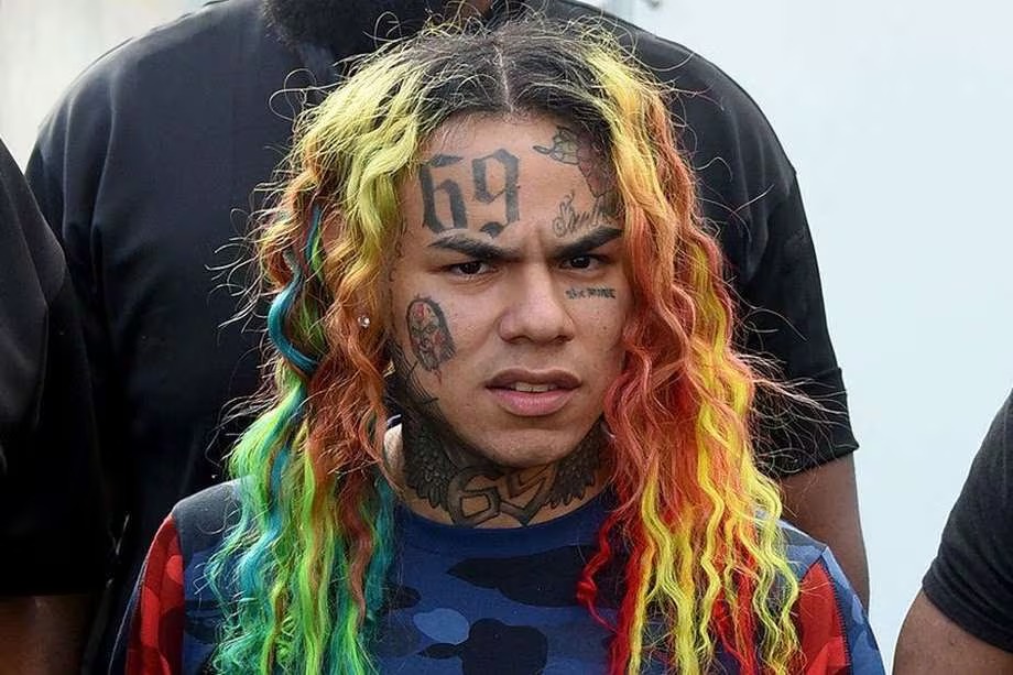 Posponen para el jueves audiencia conocimiento de medida de coerción contra Tekashi