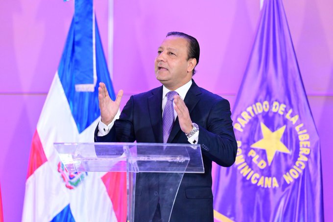 Abel promete sacar las barcazas eléctricas de la playa de Los Negros de Azua