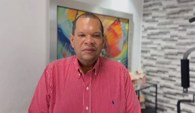 Carlos Guzmán, alcalde de Santo Domingo Norte, renuncia del partido Fuerza del Pueblo