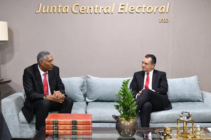 Presidente de JCE recibe visita de directivos del Codue, quienes expresaron respaldo al Pleno