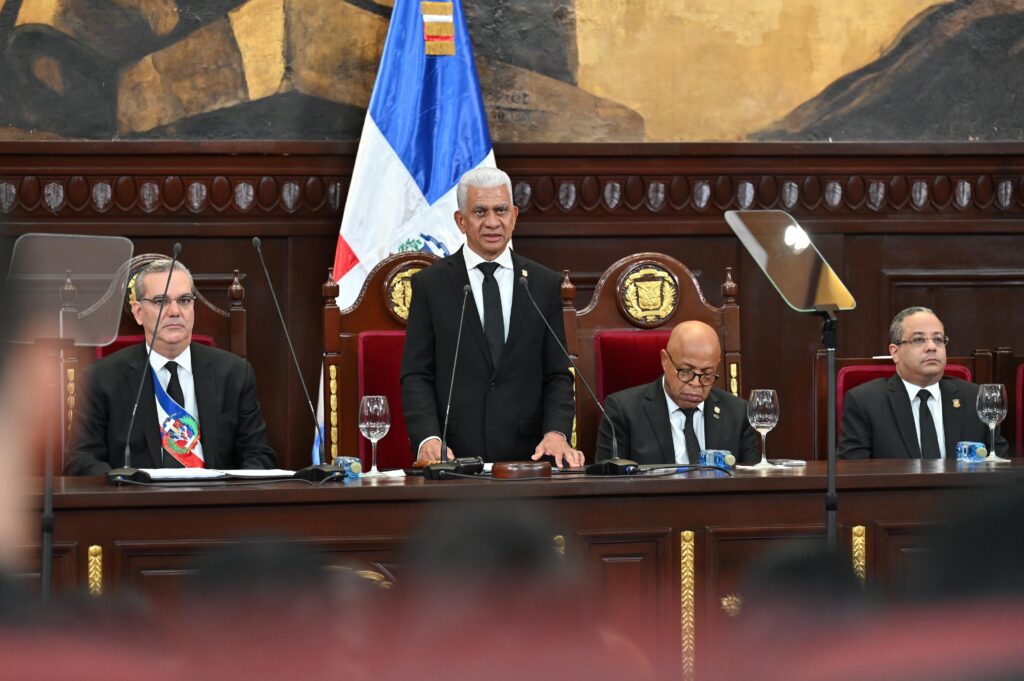 De los Santos destaca labor del Poder Legislativo y reitera compromiso con la democracia