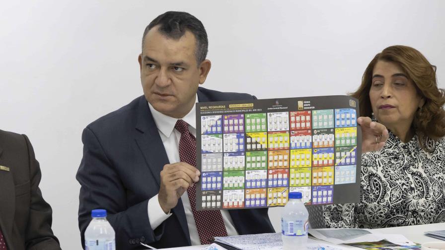 Román Jáquez Liranzo asegura: "Hasta las 5:00 de la tarde estará prohibido el uso del celular"