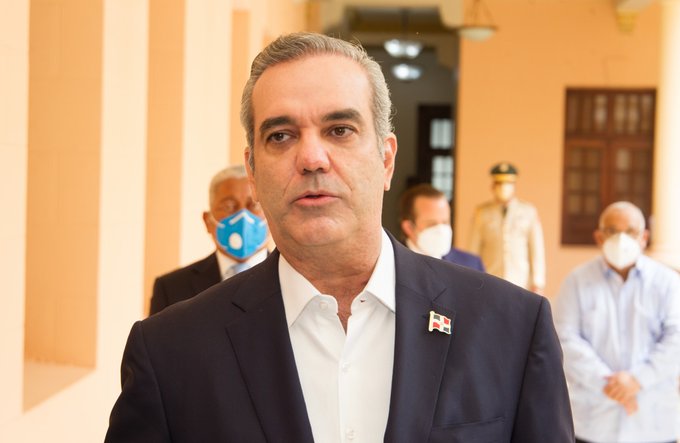 Abinader destaca el compromiso y la ética de los periodistas en su día