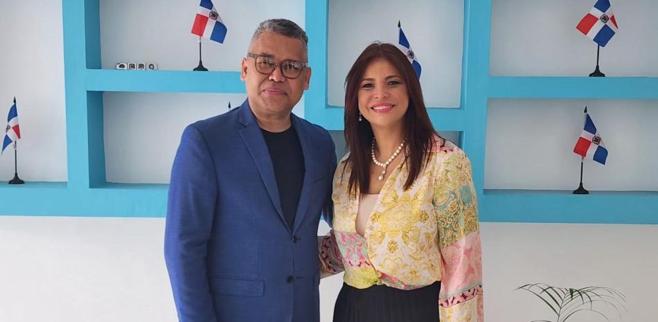Carlos Peña escoge a Nikauly de la Mota como su compañera de boleta para las elecciones presidenciales