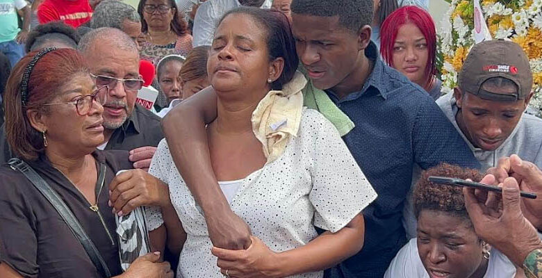 Entre llanto y pedido de justicia sepultan teniente Fernando Pérez Berigüete, asesinado en Villa Liberación