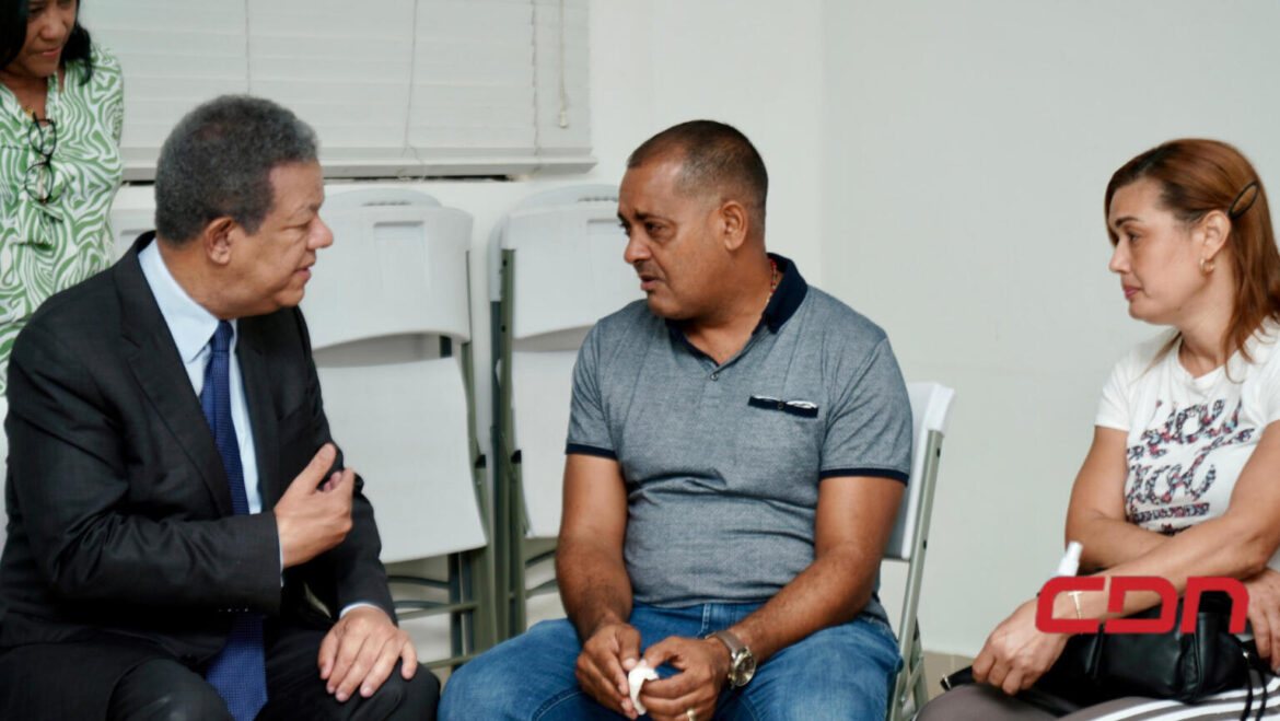 Leonel visita Robert Reid para conocer estado de salud de niños de Salcedo