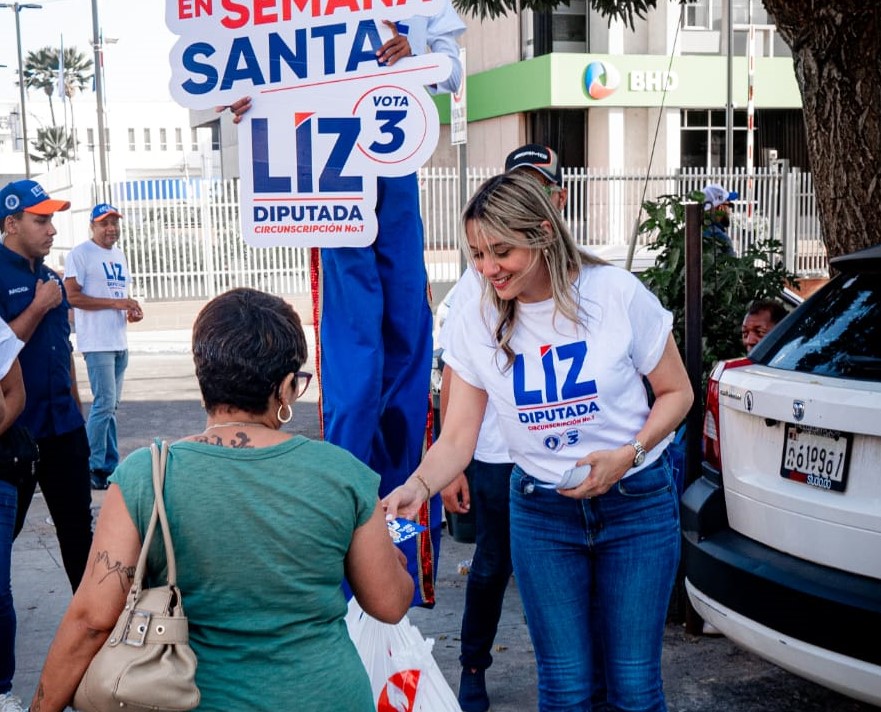 Liz Mieses realiza operativo y entrega cientos de botiquines en el Distrito Nacional