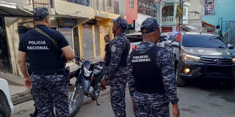 Policía detiene a cinco haitianos por agresión contra capitán y un raso durante operativo