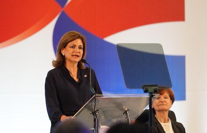 Vicepresidenta Raquel Peña aterriza en Aeropuerto El Catey por prevención de mal tiempo