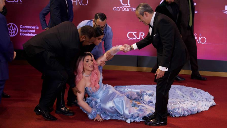 Karen Yapoort gana su primer Premio Soberano en Programa de Temporada y se cae en la alfombra