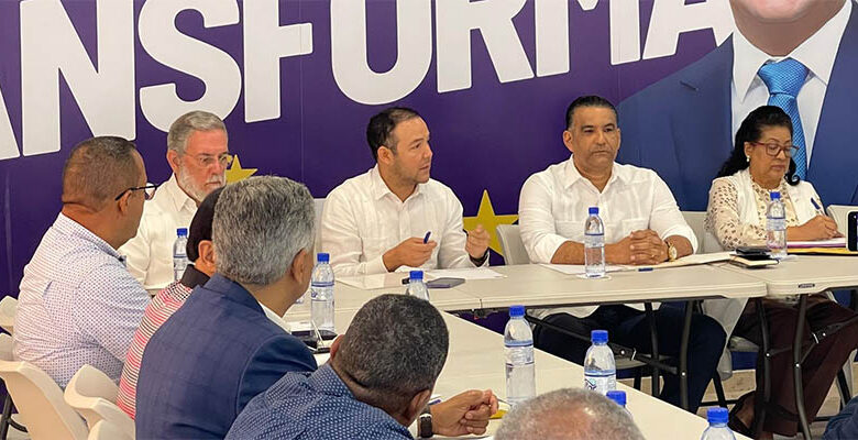Luis Alberto inicia trabajos electorales con dirigentes PLD en Santo Domingo