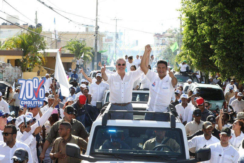 Abinader recorre las calles de La Romana e Higüey junto a perremeistas y aliados