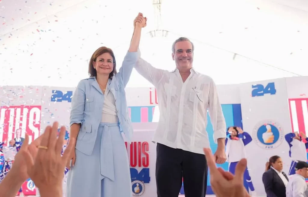 Abinader felicita desempeño de Raquel en debate y asegura que “lo mejor está por venir”