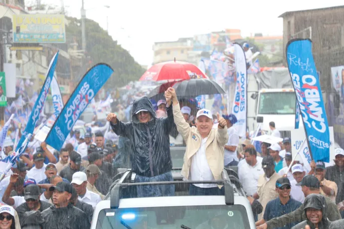 Abinader recorre bajo lluvia los populosos sectores de los Guaricanos en Santo Domingo Norte