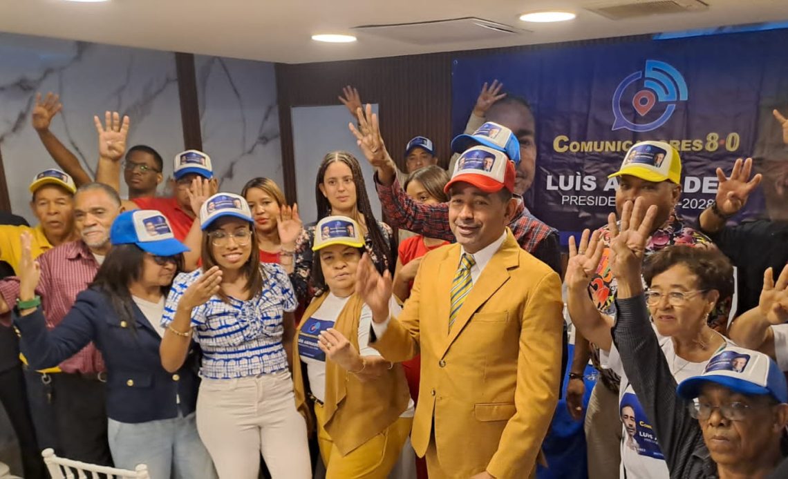 Comunicadores se juramentan en apoyo a la reelección de Abinader