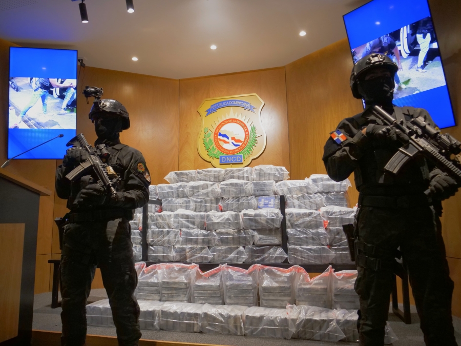 Confiscan 395 paquetes presumiblemente de cocaína y arrestan a tres hombres