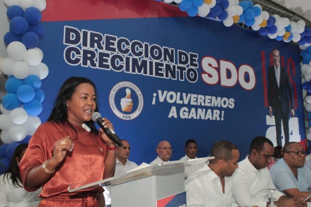 Scarlet Benzán juramenta nuevos líderes de Crecimiento Municipal en SDO