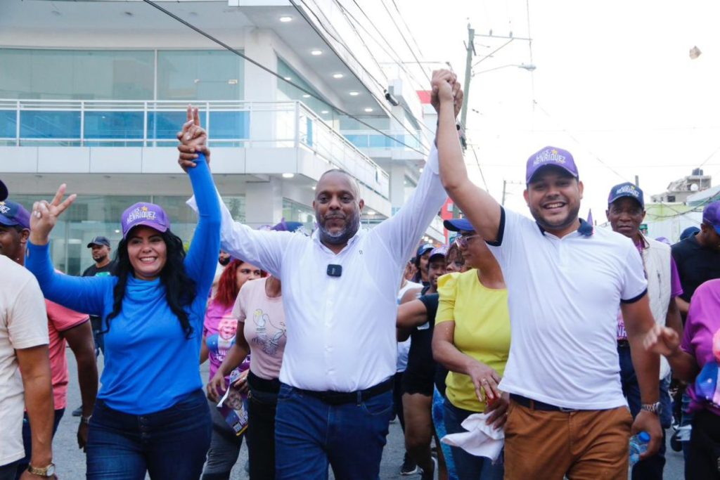 Diputado Luis Henríquez encabeza marcha denominada "Los Calderos vacios y las estufas apagadas"