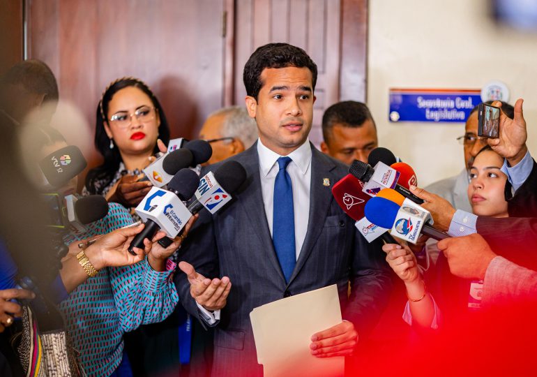 Omar Fernández deposita proyecto que libera de anticipos a microempresas y reacomoda pago de pymes