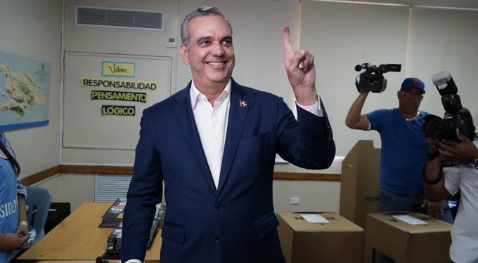 Luis Abinader lidera con el 67.2% según encuesta del Centro Económico del Cibao