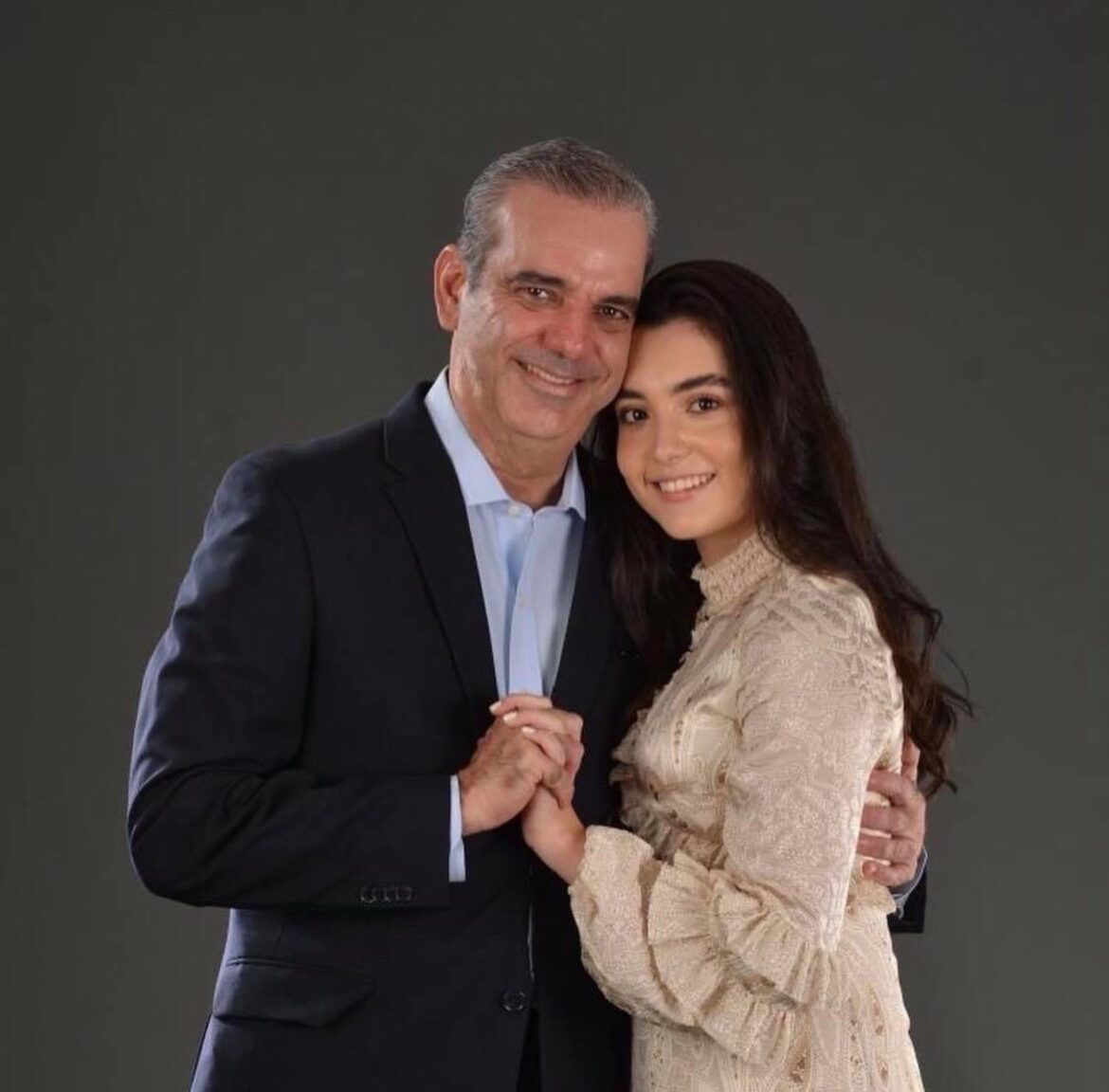 Abinader sale a Estados Unidos para asistir a graduación de su hija Adriana