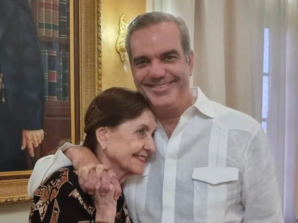 Presidente Abinader felicita a las madres en su día y destaca su enseñanza del verdadero amor
