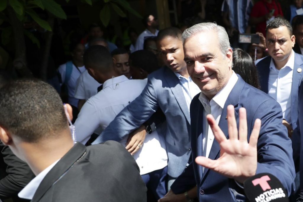 Luis Abinader tras votar: Les pido a todos que vayan a votar en paz y hermandad, al final nos uniremos todos