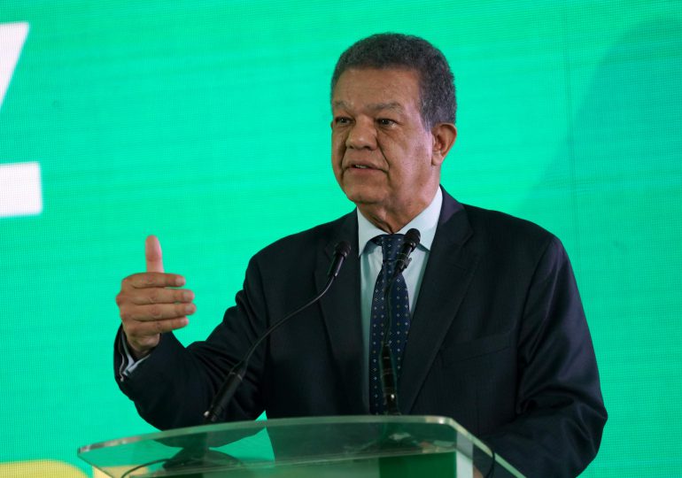 Leonel dice que el conocimiento es la base para el futuro del país