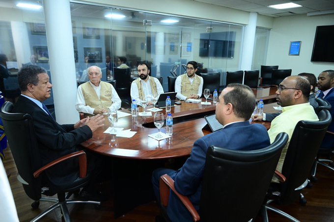 Leonel Fernández se reúne con la Misión de Observadores de la OEA