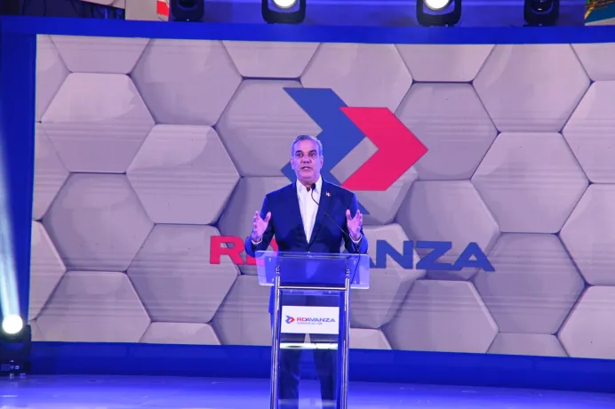 Presidente Abinader llama a votar: «¡No puede quedarse un solo dominicano que ame su país en casa!»