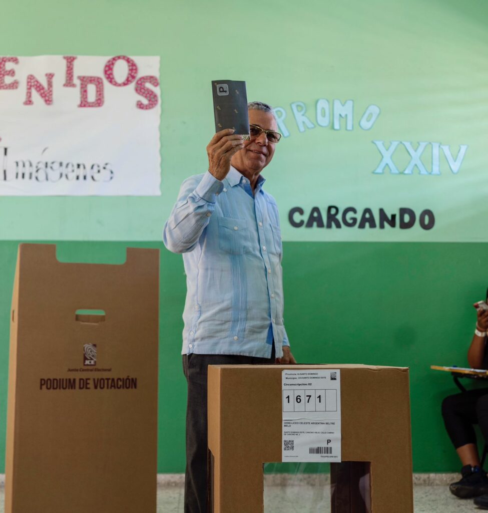 Manuel Jiménez acude a votar e insta a dominicanos a ejercer “ese deber democrático”