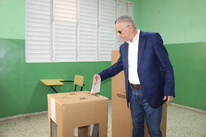 Manuel Jiménez ejercerá su derecho al voto a las 9:00 AM