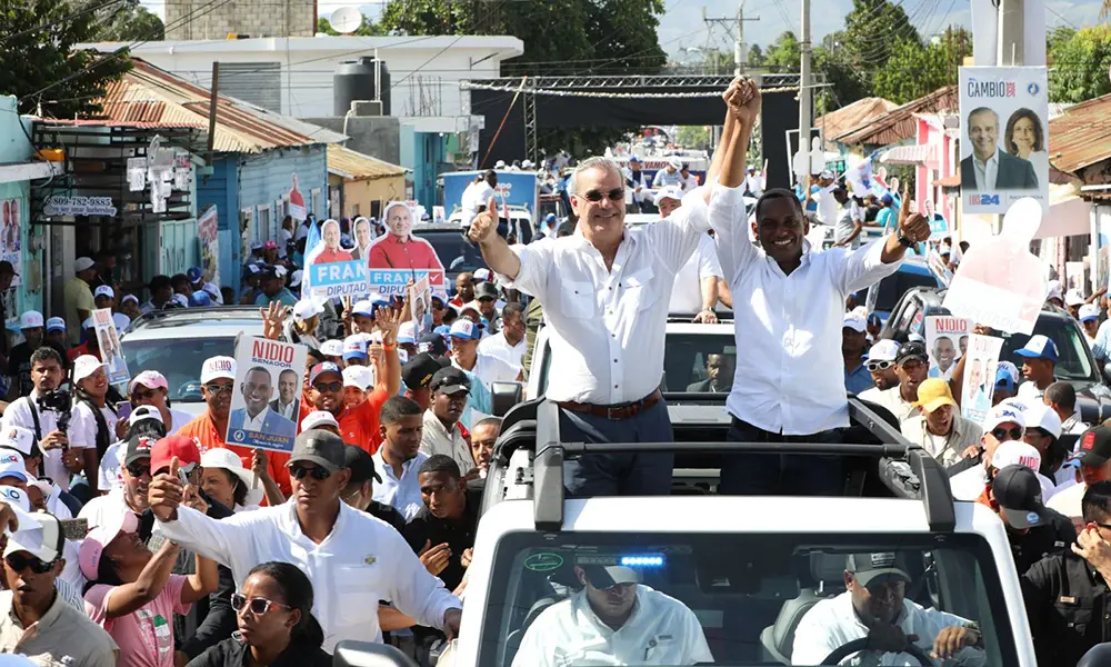 Abinader recorre San Juan al ritmo de “No mires pa’ tras”