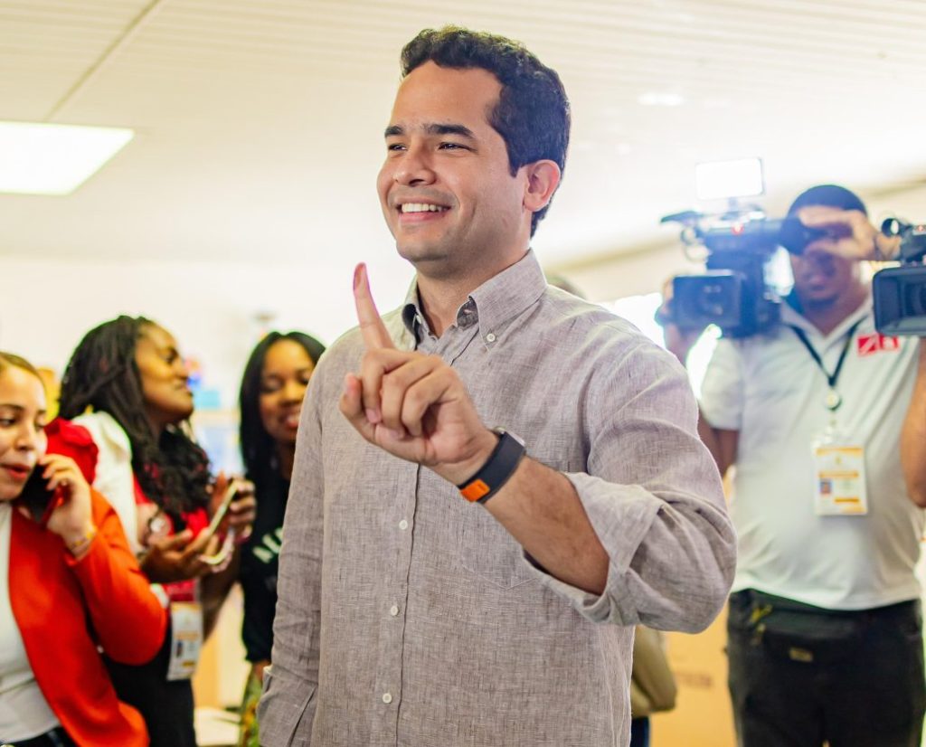 Omar Fernández ejerce su derecho al voto y llama a fortalecer la democracia mediante el sufragio