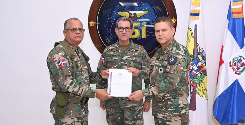 Cambian Mando del Comando Conjunto Unificado de las FFAA, asume comandante general de la Armada