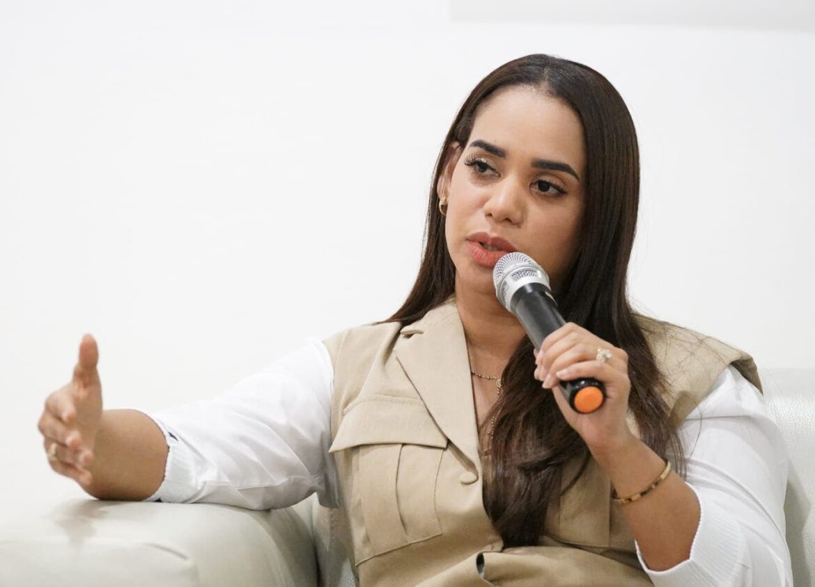 Betty revela Carlos Guzmán no pagaba seguro médico a empleados de la Alcaldía