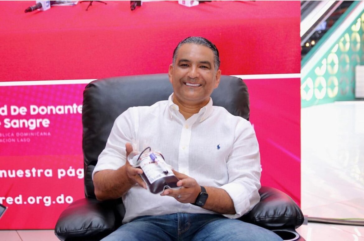 Luís Alberto Tejeda dona sangre