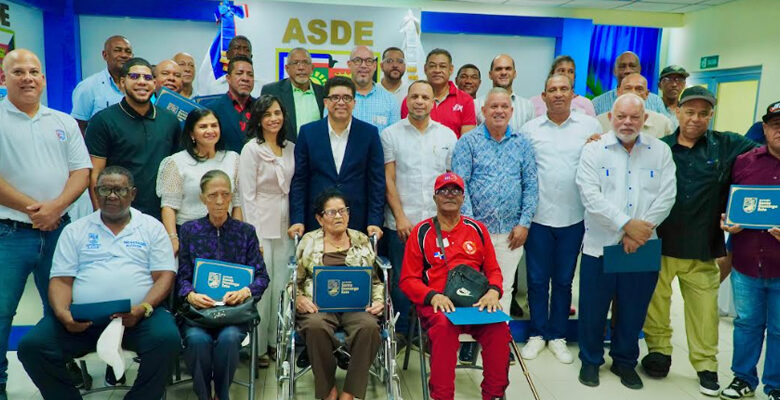 Alcalde Dío Astacio reconoce a dirigentes deportivos de Santo Domingo Este