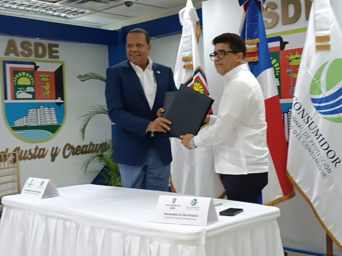 Pro Consumidor y ayuntamiento SDE firman convenio para fortalecer derechos de consumidores en ese municipio
