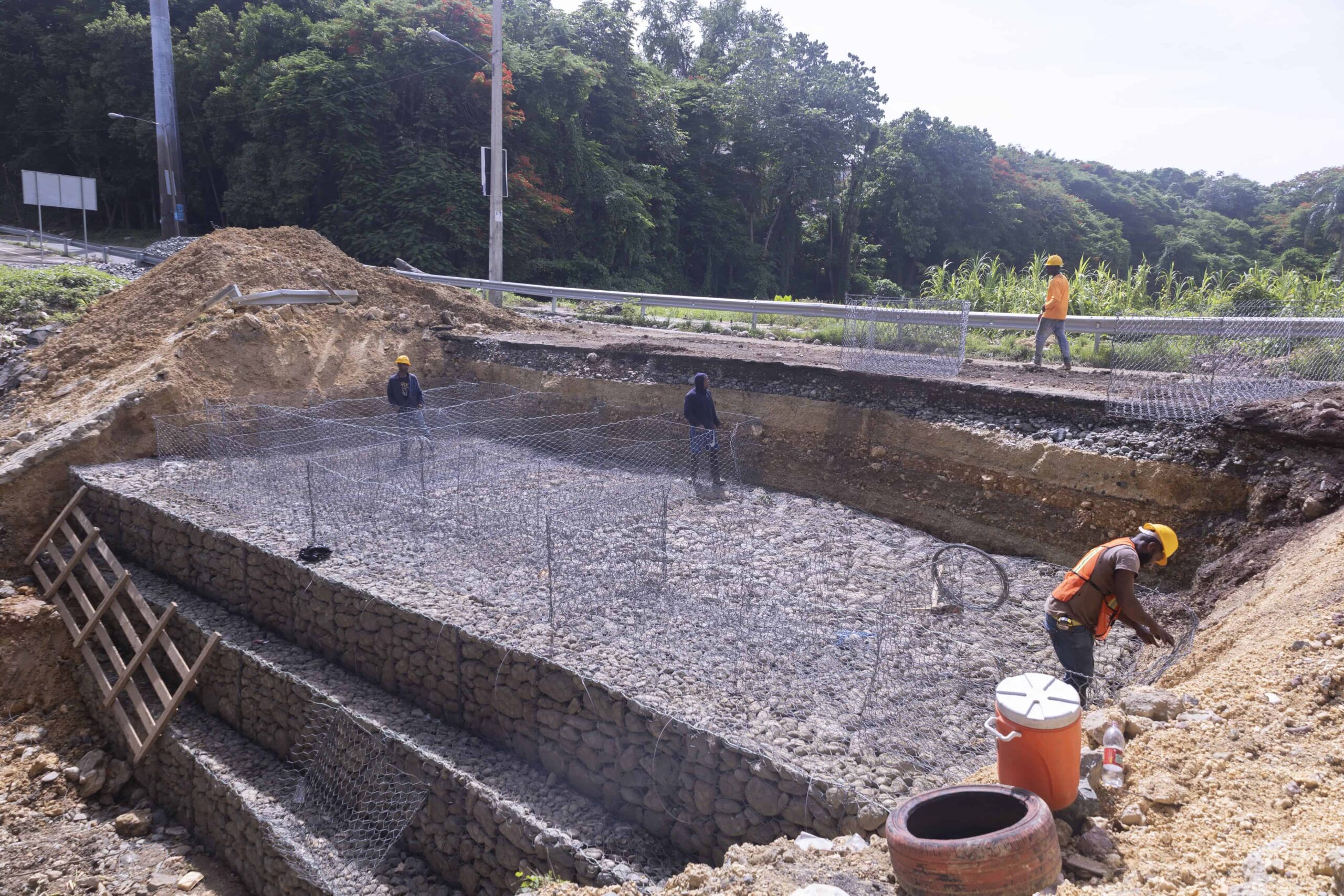 Obras Públicas construye muros de gaviones en avenida antigua Barceló